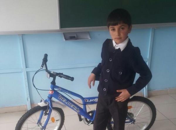 3/B Sınıfı Öğrencilerinden Muhammed Artan´a Bisiklet Hediye Edildi.